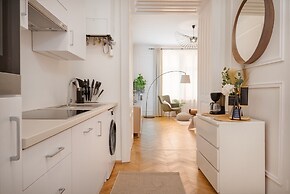City Apartment - 5 min to Metro