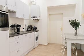 City Apartment - 5 min to Metro