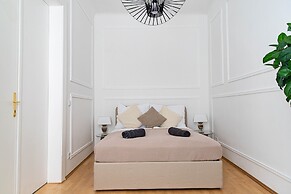 City Apartment - 5 min to Metro