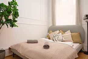 City Apartment - 5 min to Metro