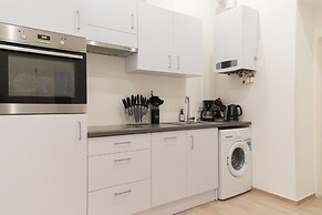 City Apartment - 5 min to Metro