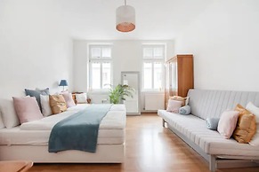 City Apartment - 5 min to Metro