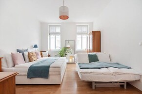 City Apartment - 5 min to Metro