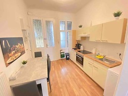 City Apartment - 5 min to Metro