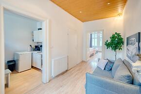 City Apartment - 5 min to Metro
