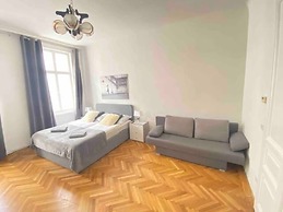 City Apartment - 5 min to Metro