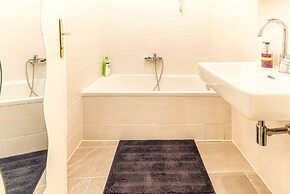 City Apartment - 5 min to Metro