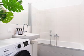 City Apartment - 5 min to Metro