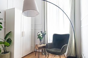 City Apartment - 5 min to Metro