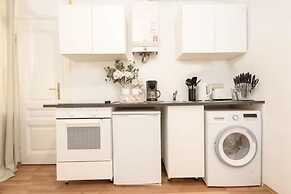 City Apartment - 5 min to Metro
