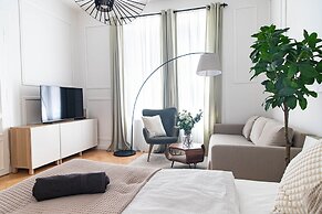 City Apartment - 5 min to Metro