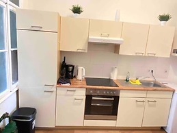 City Apartment - 5 min to Metro