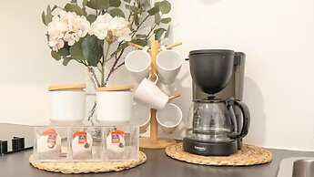 City Apartment - 5 min to Metro