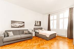 City Apartment - 5 min to Metro