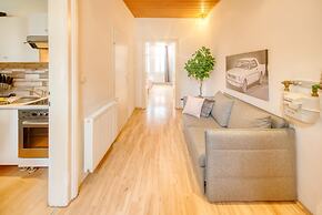 City Apartment - 5 min to Metro