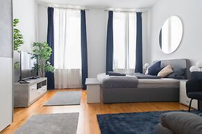 City Apartment - 5 min to Metro