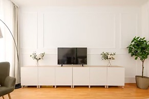 City Apartment - 5 min to Metro