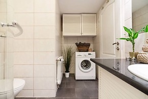 City Apartment - 5 min to Metro