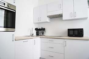 City Apartment - 5 min to Metro