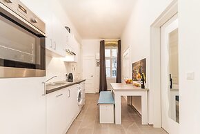 City Apartment - 5 min to Metro