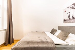 City Apartment - 5 min to Metro