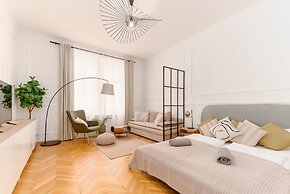 City Apartment - 5 min to Metro
