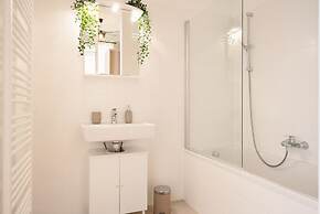 City Apartment - 5 min to Metro