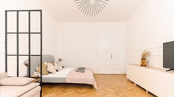 City Apartment - 5 min to Metro