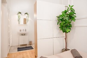 City Apartment - 5 min to Metro