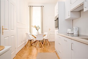 City Apartment - 5 min to Metro