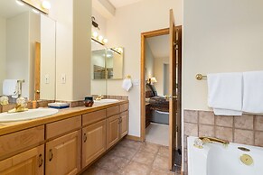 1952 Northstar 3 Bedroom Townhouse by RedAwning