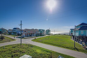 Steps to Ocean: Home w/ Deck in Crystal Beach!