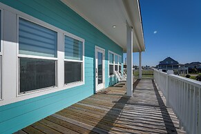 Steps to Ocean: Home w/ Deck in Crystal Beach!