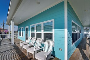 Steps to Ocean: Home w/ Deck in Crystal Beach!