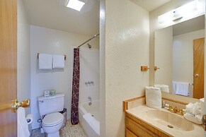 Quaint Big Bear Home w/ Hot Tub: 4 Mi to Skiing!