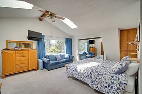 Quaint Big Bear Home w/ Hot Tub: 4 Mi to Skiing!