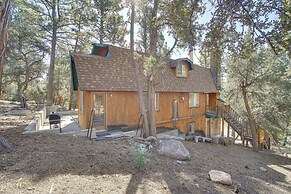 Quaint Big Bear Home w/ Hot Tub: 4 Mi to Skiing!