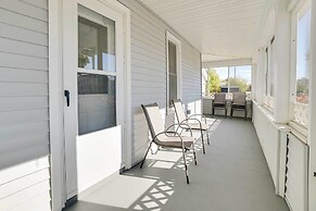 Dom Rodzinny Lakeview Getaway - Walk to Lake Huron