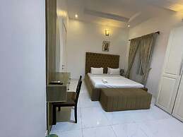 2 Bed Flat - Sleeps 4 - Parking - Wifi