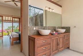 Villa Lotus Kayuputih