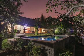 Villa Lotus Kayuputih