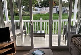 Immaculate 8-bed Cabin in Tattershall Lake