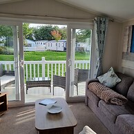 Immaculate 8-bed Cabin in Tattershall Lake