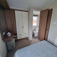 Immaculate 8-bed Cabin in Tattershall Lake