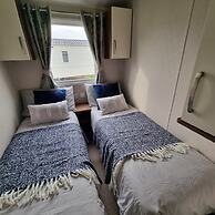 Immaculate 8-bed Cabin in Tattershall Lake