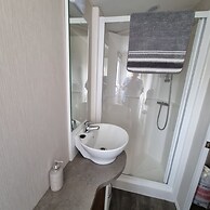 Immaculate 8-bed Cabin in Tattershall Lake