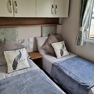 Immaculate 8-bed Cabin in Tattershall Lake