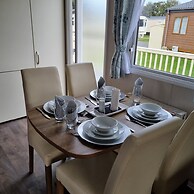 Immaculate 8-bed Cabin in Tattershall Lake