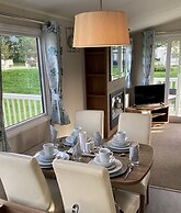 Immaculate 8-bed Cabin in Tattershall Lake