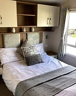 Immaculate 8-bed Cabin in Tattershall Lake